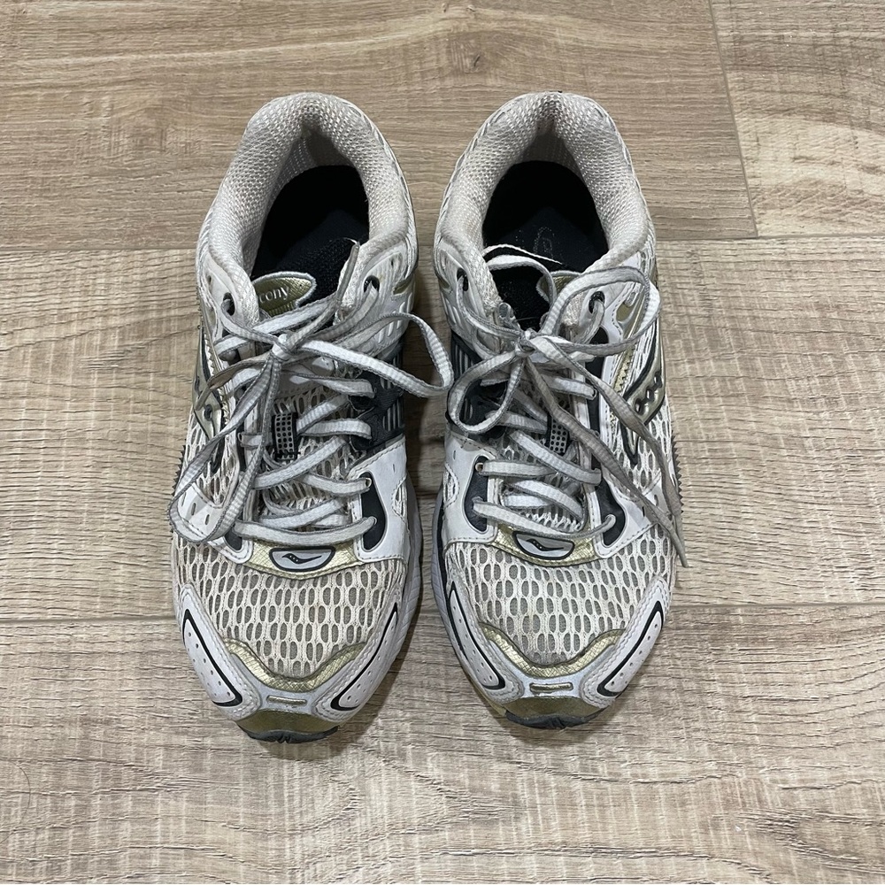 Saucony ProGrid Triumph 5 running shoes sneakers size US 8 white gold black